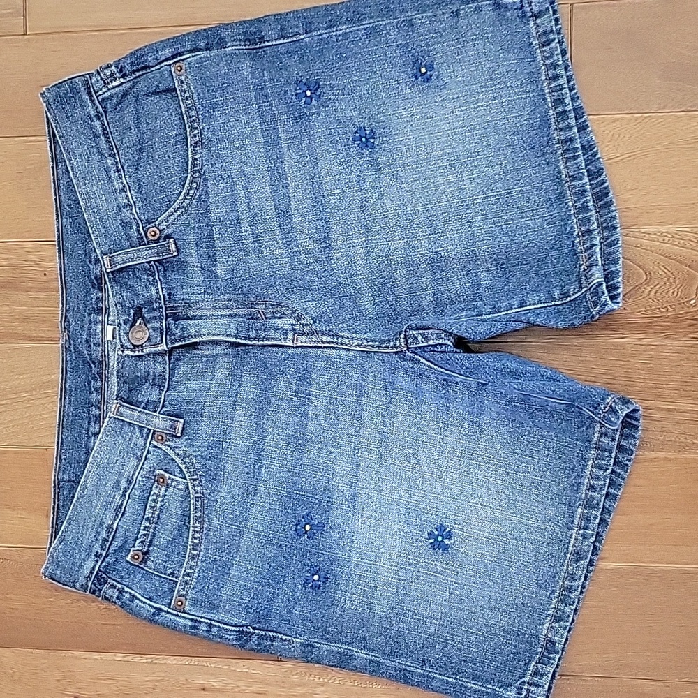 Levi's Jean Shorts with‎ Embroidered Flowers 6.5" Inseam Bermuda Waist 29